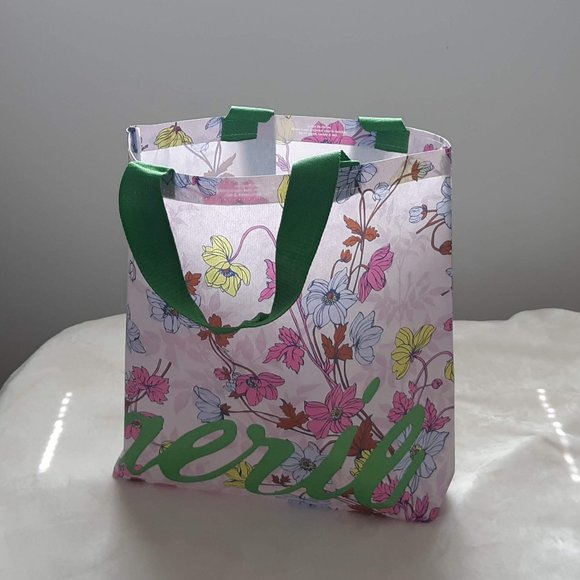 ⭐ FREE w/ $30 spend: aerie | Floral Shopping Tote⭐ - Picture 3 of 5